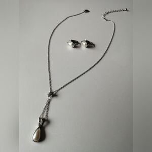 1996 Avon Pearlesque Silvertone Y Teardrop Necklace & Clip-on Earrings Set